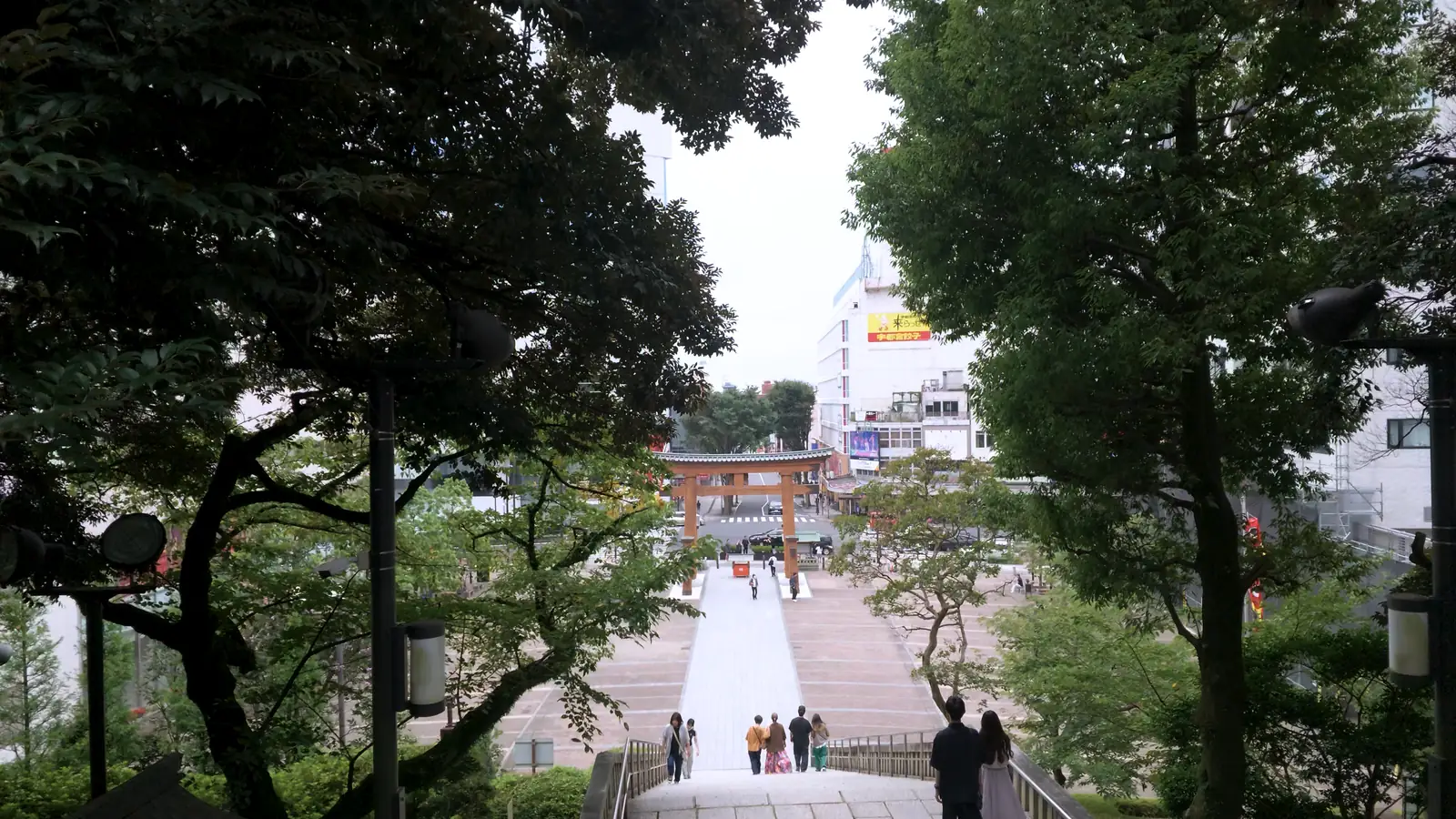 宇都宮二荒山神社の石段を上から見下ろしたところ。木立の先に市街地が広がっている。