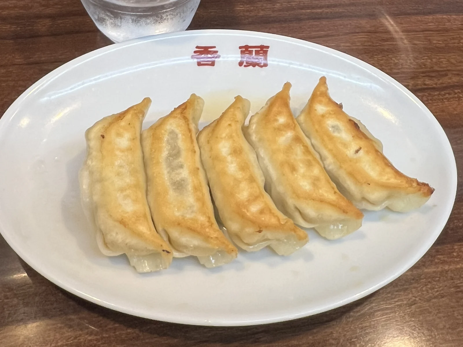 香蘭の焼餃子。皿に店名が入っている。