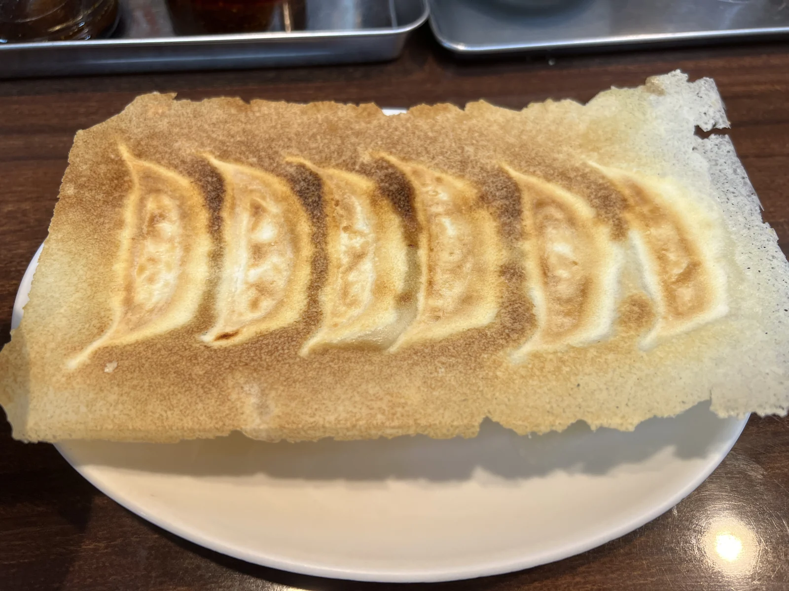 めんめんの羽根つき餃子。大きく広がった羽根が皿いっぱいに乗っている。